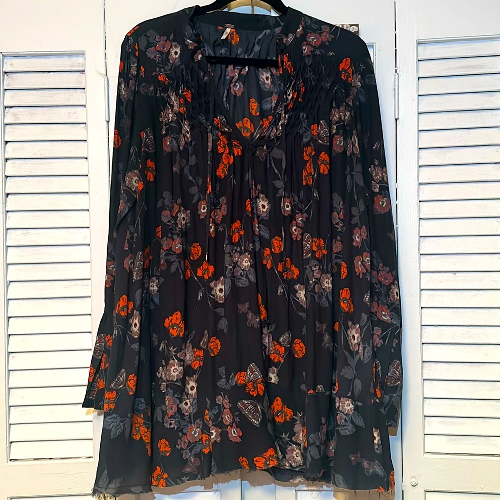 Beautiful FREE PEOPLE flowers & butterflies flowy tunic